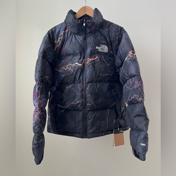 The North Face Men’s 1996 Retro Nuptse Jacket Tnf Black Trail Glow Print - Picture 3 of 14